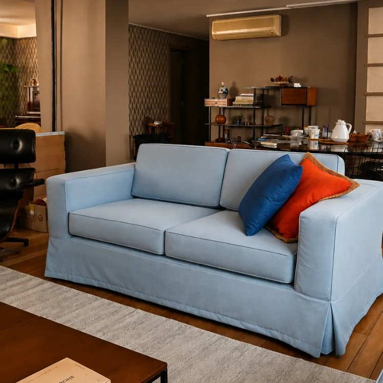 Sofá azul-claro com capa sob medida em sala de estar