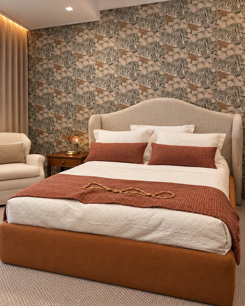 Ambiente montado no showroom, com cama de cabeceira estofada e roupa de cama terracota