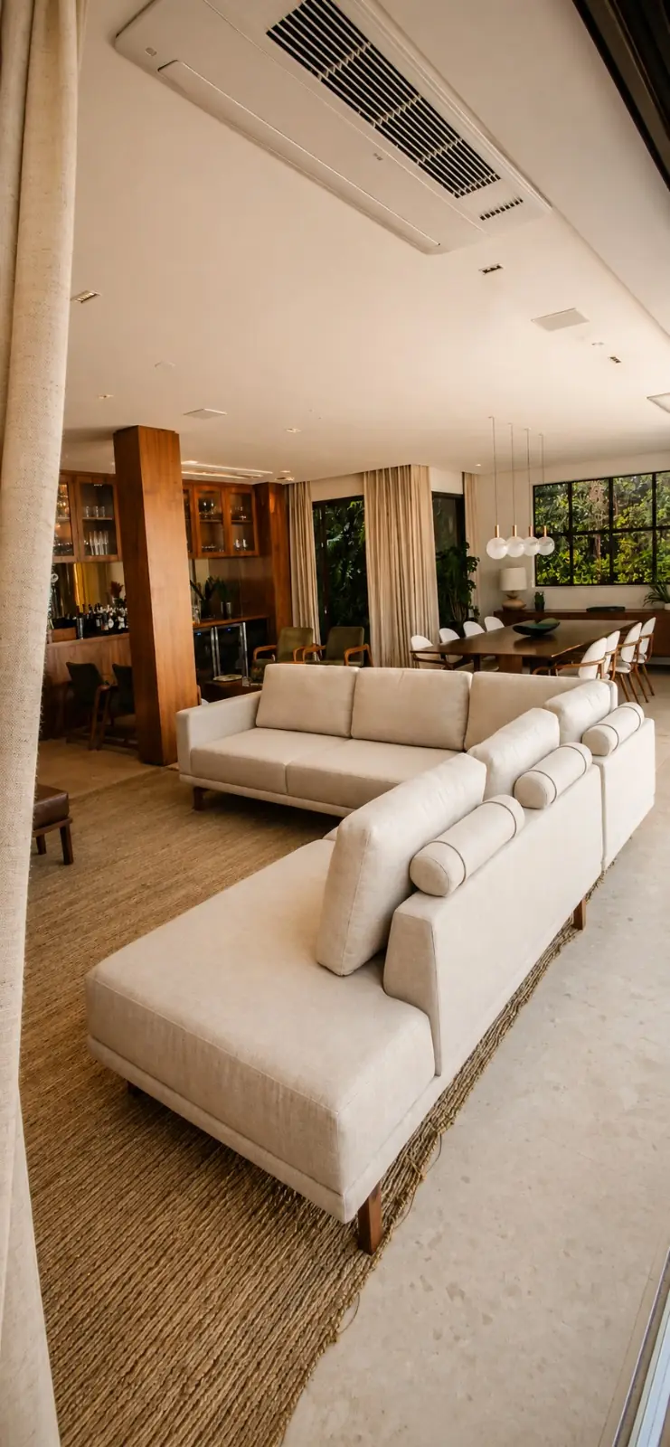 Sofá branco com chaise em sala ampla, Brasilina